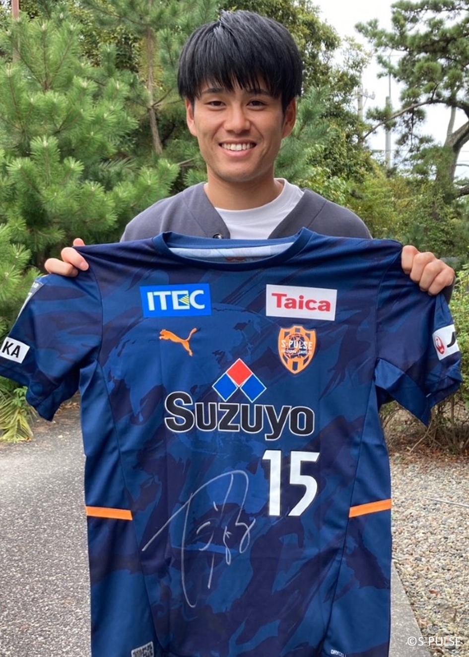 カルリーニョスジュニオ選手　実使用・直筆サイン入りユニフォーム HATTRICK（ハットトリック）-選手の想いをファンへ届ける公式