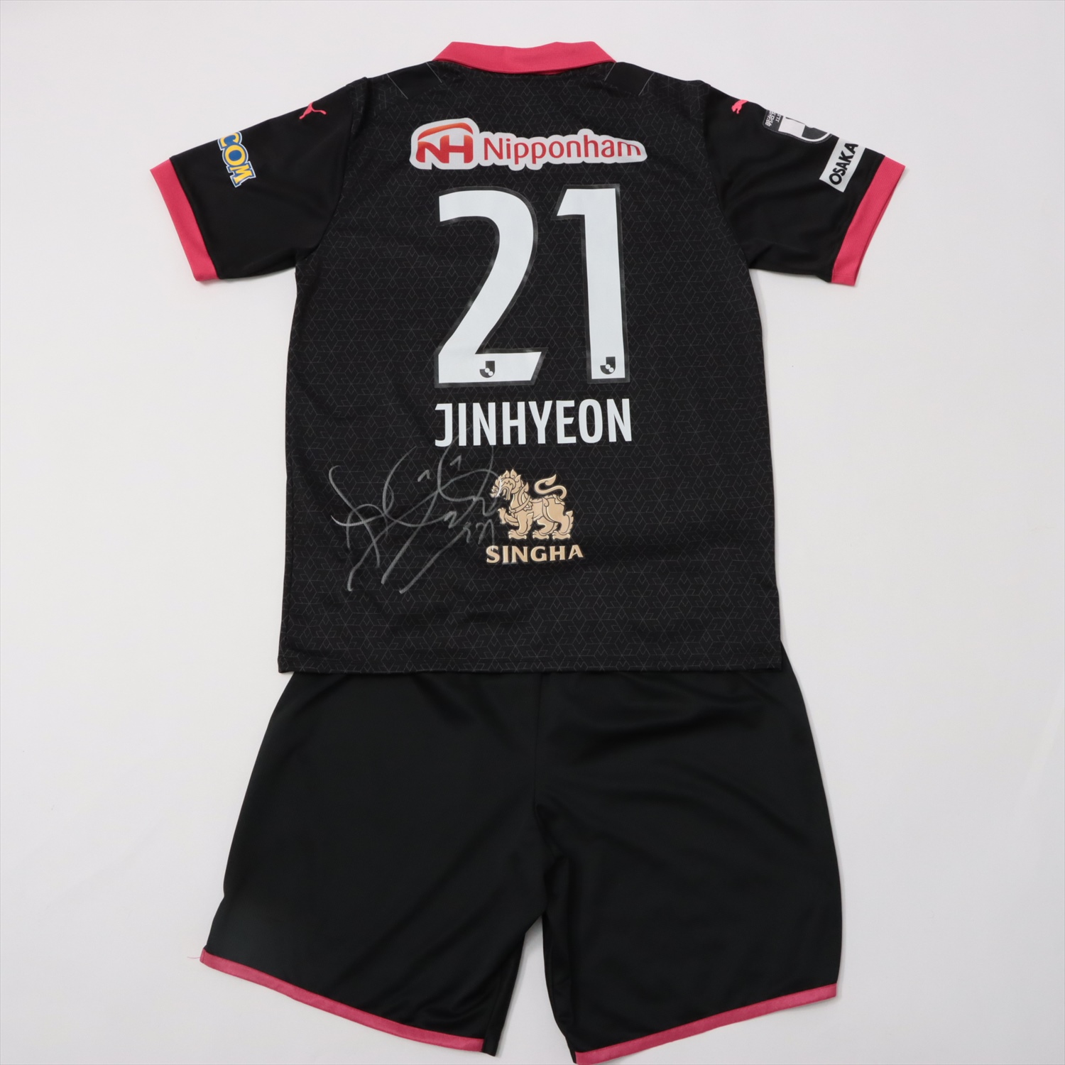 セレッソ大阪　キム・ジンヒョン選手　ユニフォーム　2枚セット(1枚サイン入り) セレッソ大阪 キム・ジンヒョン選手 ユニフォーム 2枚セット(1枚サイン