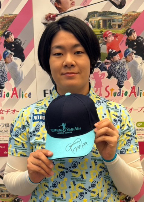 岩井明愛プロスタジオアリスサイン入りキャップ HATTRICK（ハットトリック）-選手の想いをファンへ届ける公式