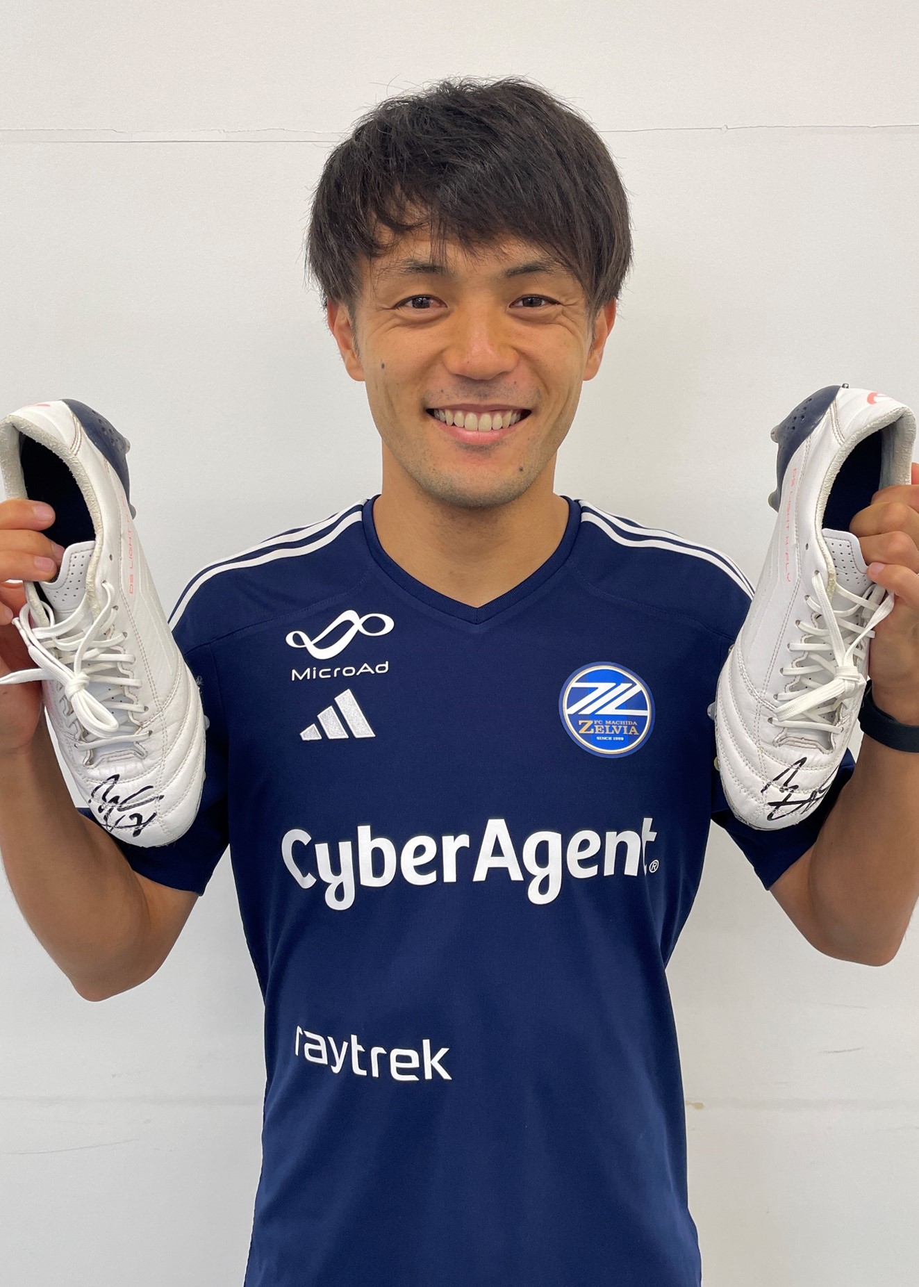 富田選手のサイン入りスパイク HATTRICK（ハットトリック）-選手の想いをファンへ届ける公式