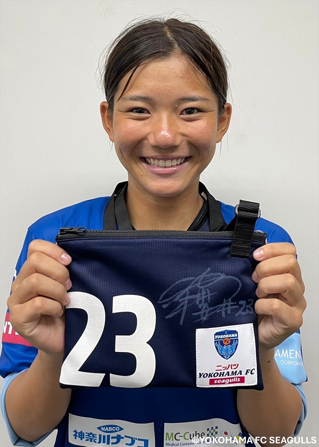 ニッパツ横浜FCシーガルズ　中居選手直筆サイン入りユニフォーム　実使用品 HATTRICK（ハットトリック）-選手の想いをファンへ届ける公式