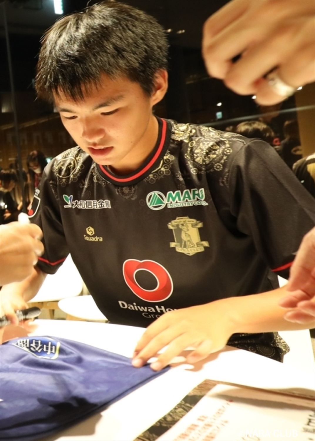 奈良クラブ　サイン　Tシャツ HATTRICK（ハットトリック）-選手の想いをファンへ届ける公式