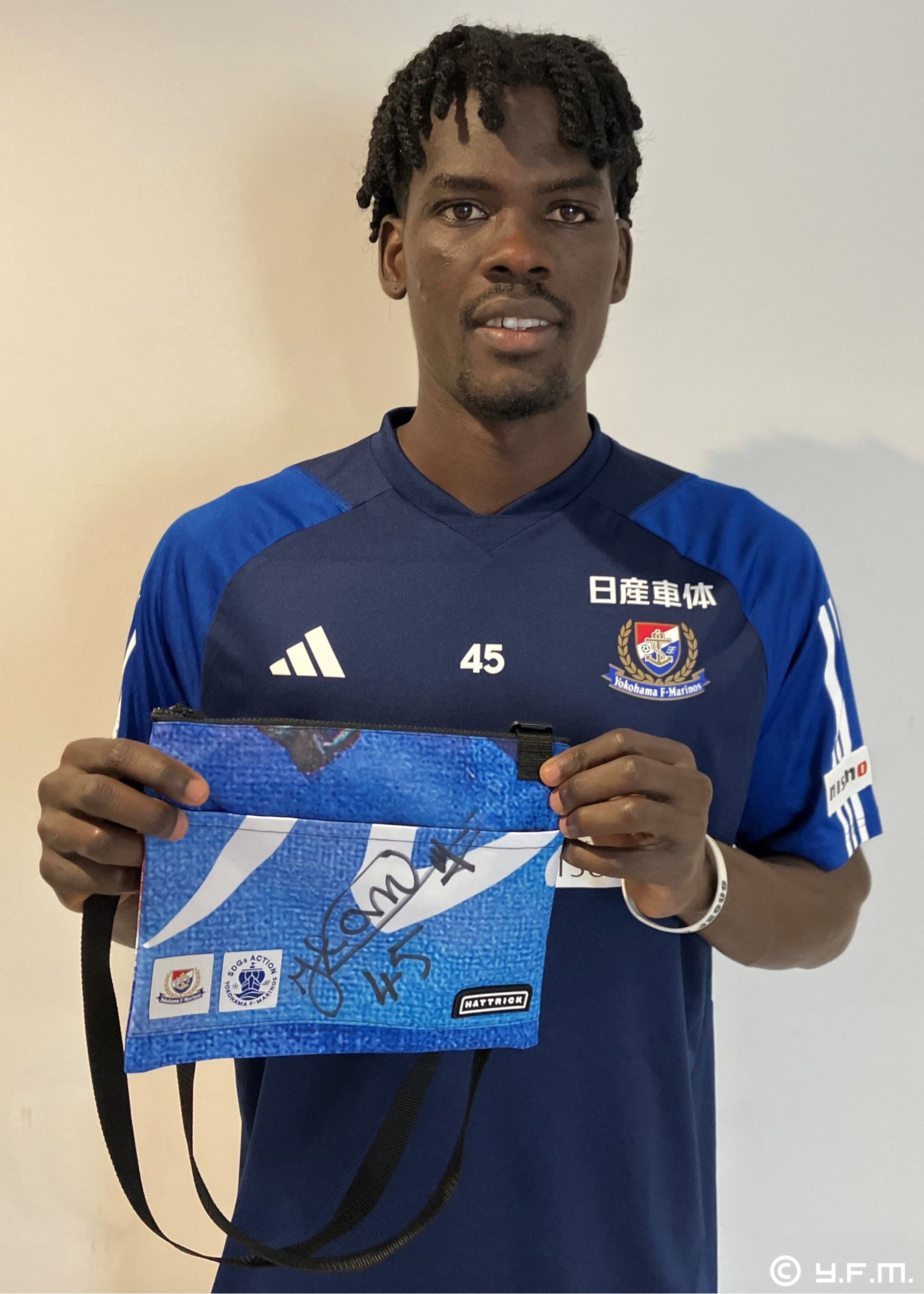 【超レア・早い者勝ち】横浜F・マリノス　歴代選手　サイン入り　エナメルバッグ 超レア・早い者勝ち】横浜F・マリノス 歴代選手 サイン入り エナメル