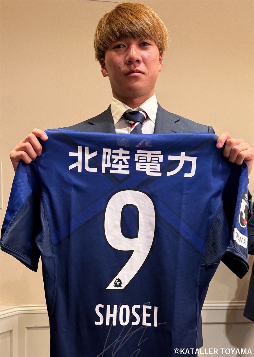 カターレ富山 碓井聖生 直筆サイン入り2024ユニフォーム HATTRICK(ハットトリック)-選手の想いをファンへ届ける公式