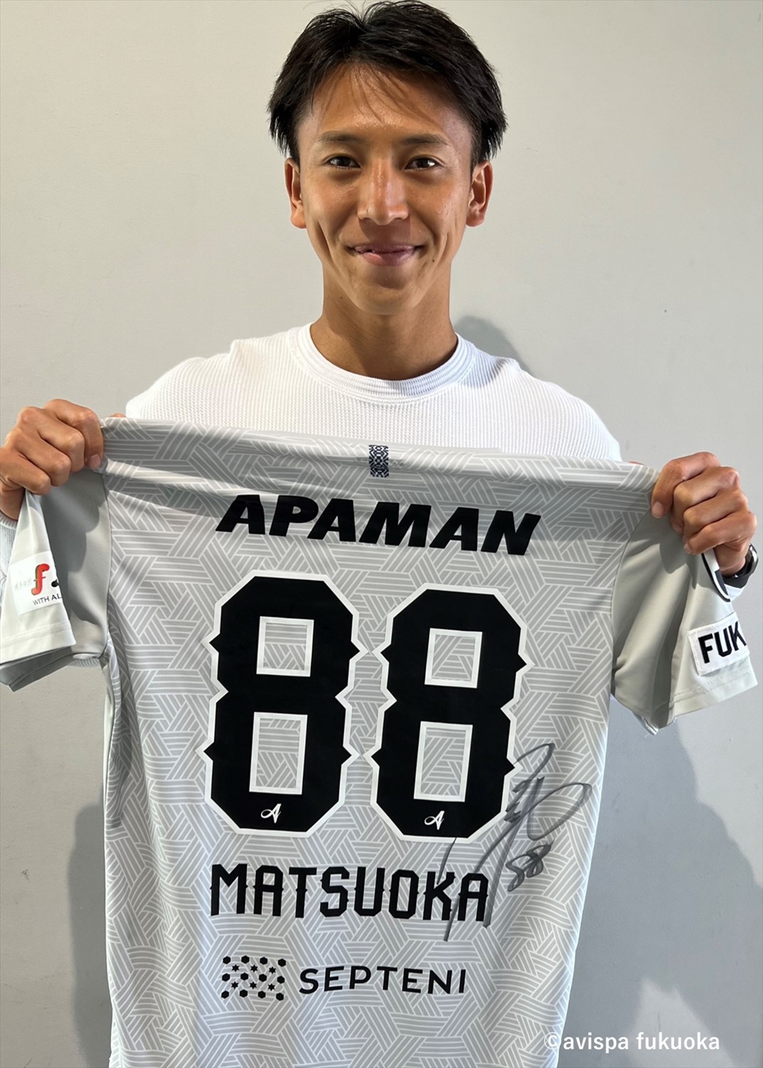 【ご本人直筆サイン入り】アビスパ福岡 Lサイズ Tシャツ　シャハブ ザヘディ選手 シャハブ・ザヘディ アビスパ福岡 2025 - メルカリ