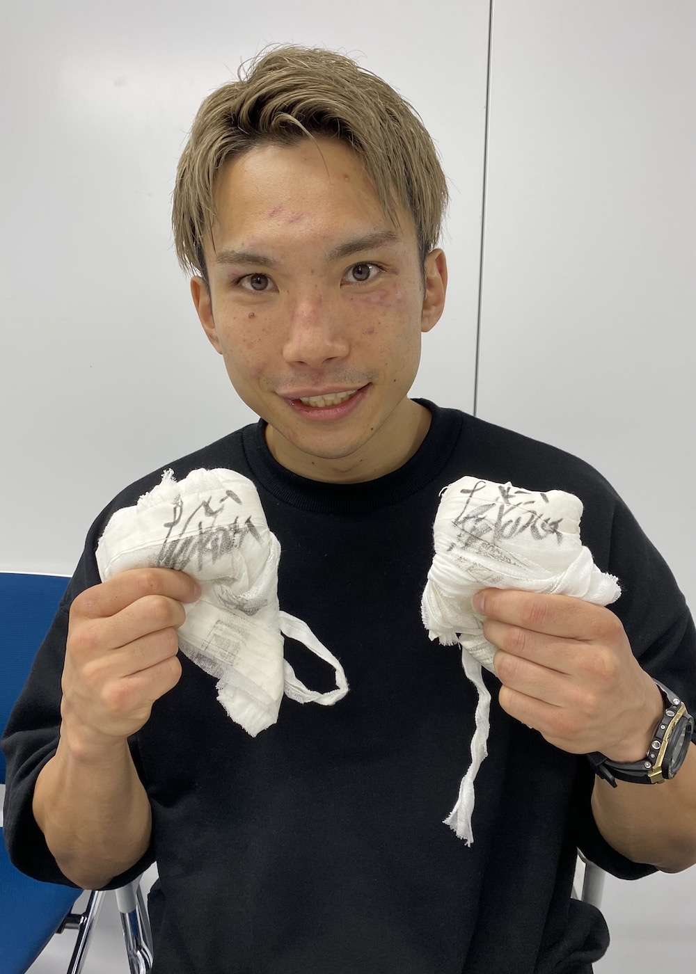 伊藤裕季也　実使用手袋、実使用練習着Tシャツ ジャパンブルーのTシャツで日本代表を応援(胸ネームタイプ) (300