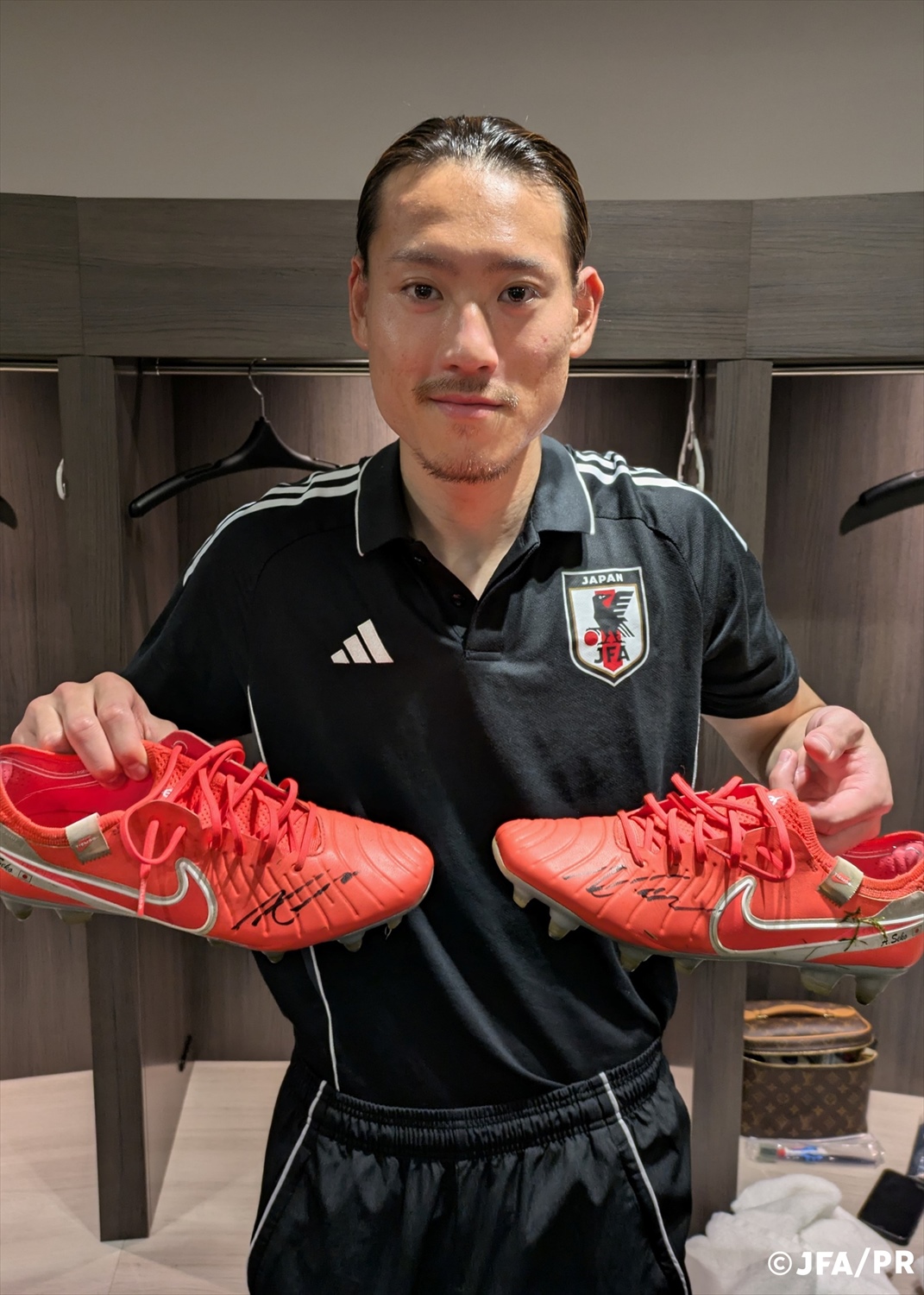 リバプール　遠藤航選手　サイン入りスパイク サッカーショップKAMO限定”のFUTURE 7！！ 遠藤航選手のサイン