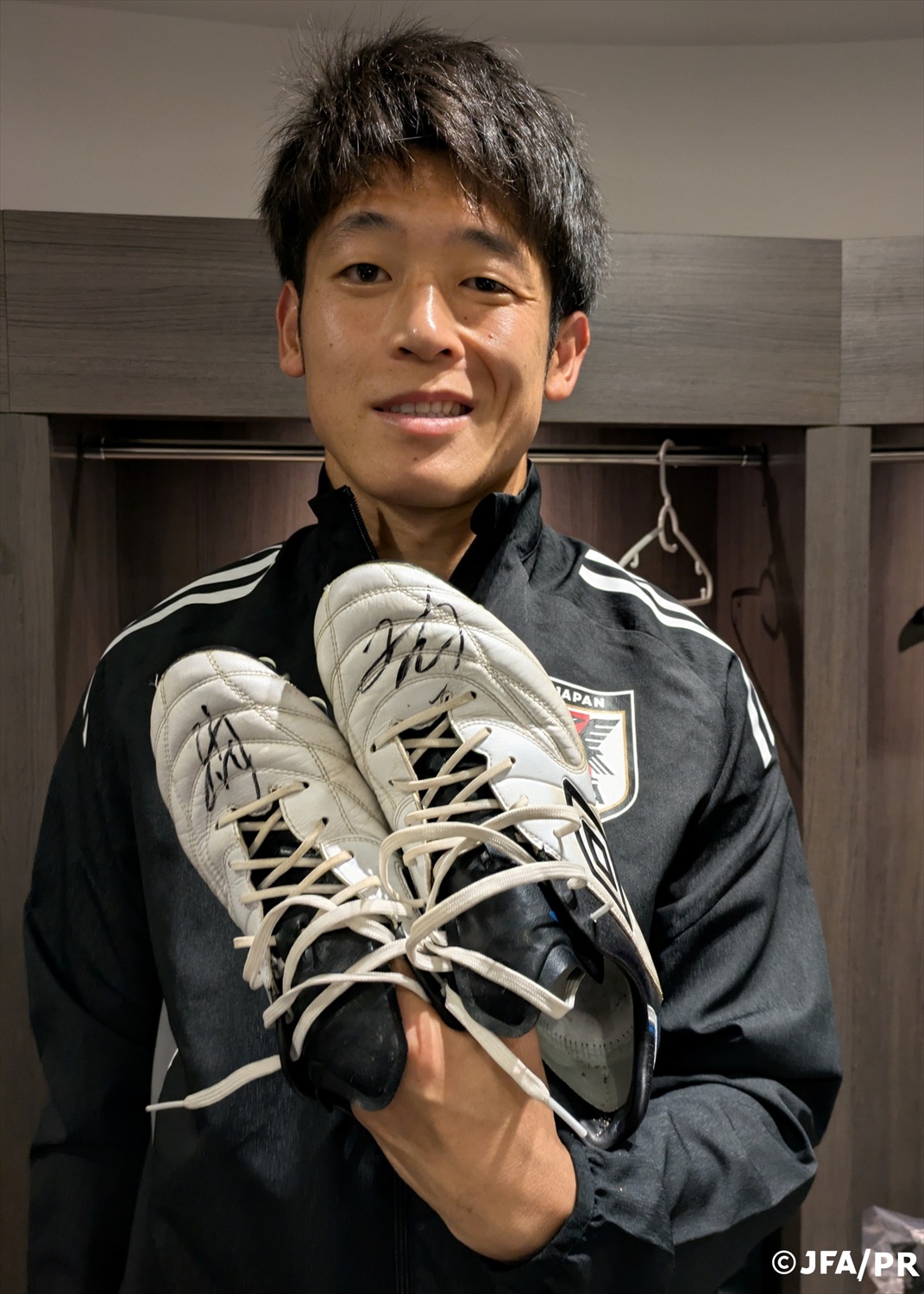 リバプール　遠藤航選手　サイン入りスパイク リバプール 遠藤航選手 サイン入りスパイク