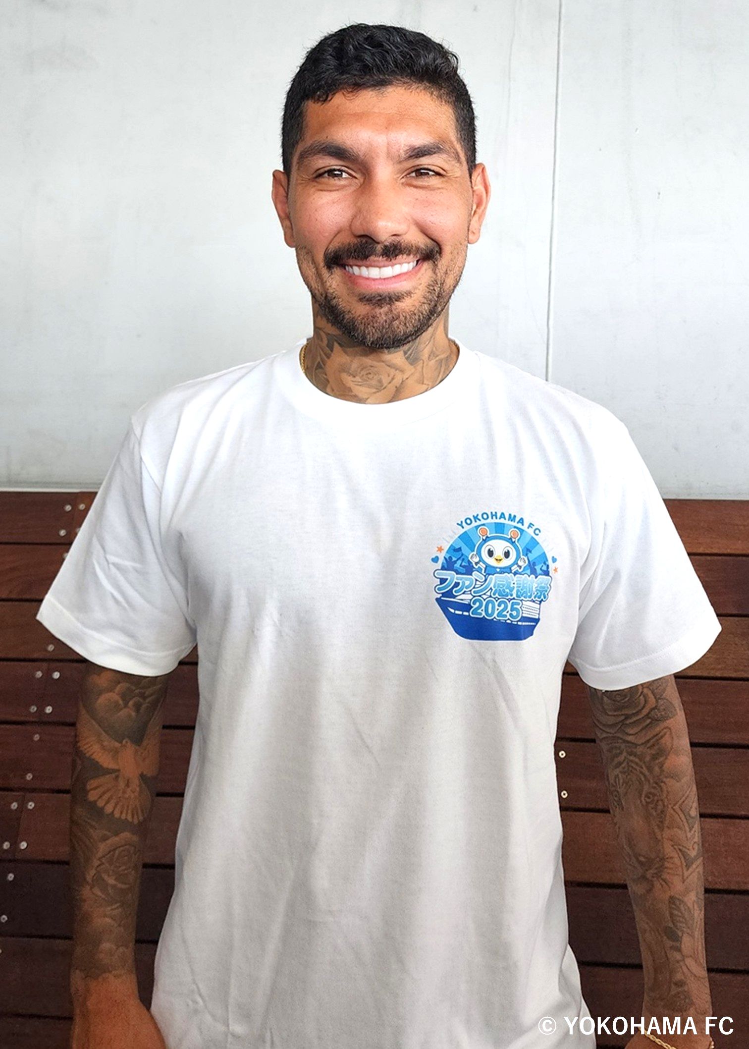 横浜fC　ウエア　Tシャツ　サイン入り　激レア HATTRICK（ハットトリック）-選手の想いをファンへ届ける公式