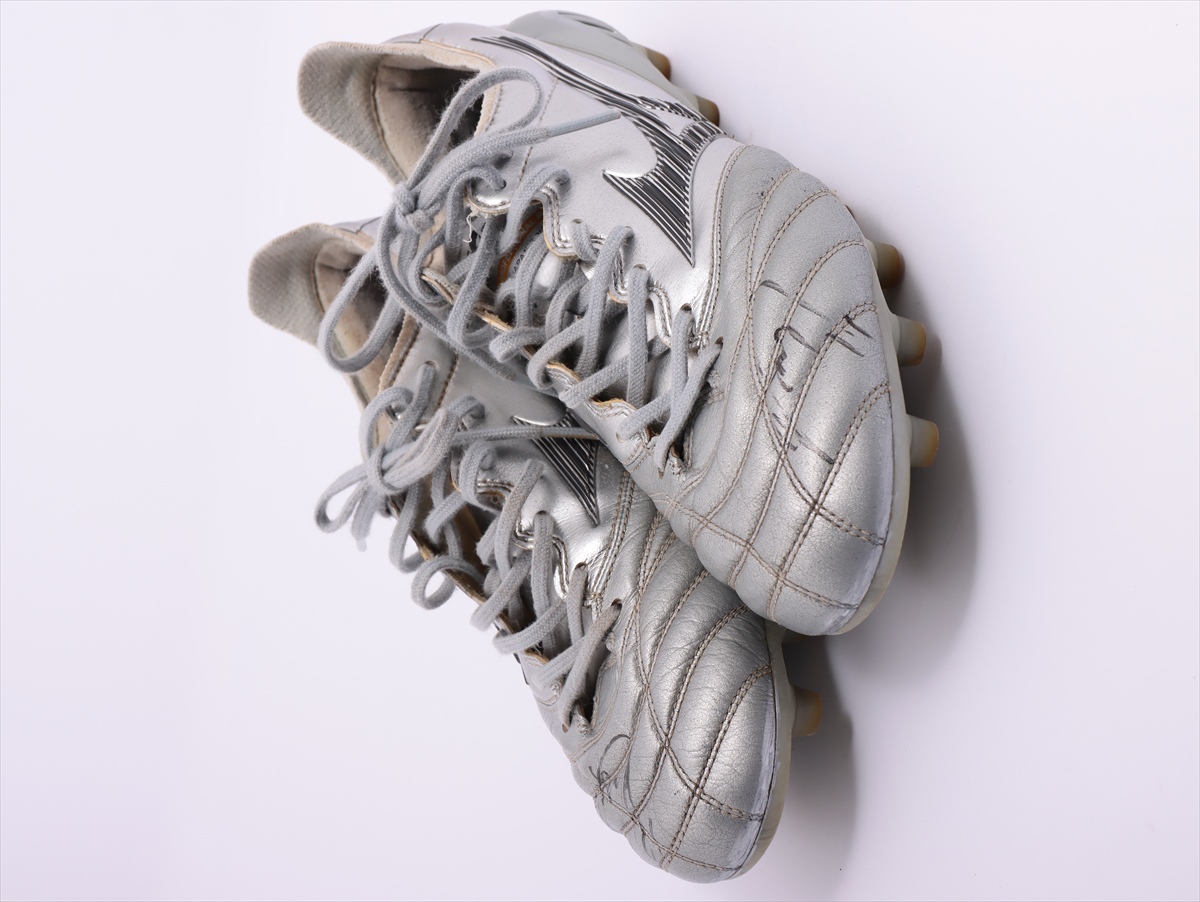 直筆サイン入りサッカースパイク(マキヒカ、ウンパルンパ) 457808489.jpg?1533005856