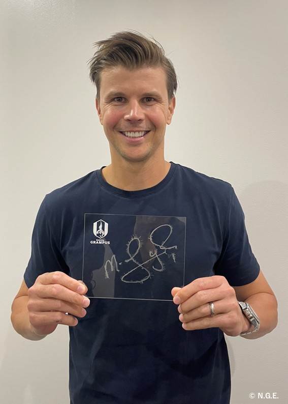 名古屋グランパス Mitch Langarak ランゲラック　サイン入りTシャツ HATTRICK（ハットトリック）-挑戦者の想いをファンへ届ける公式
