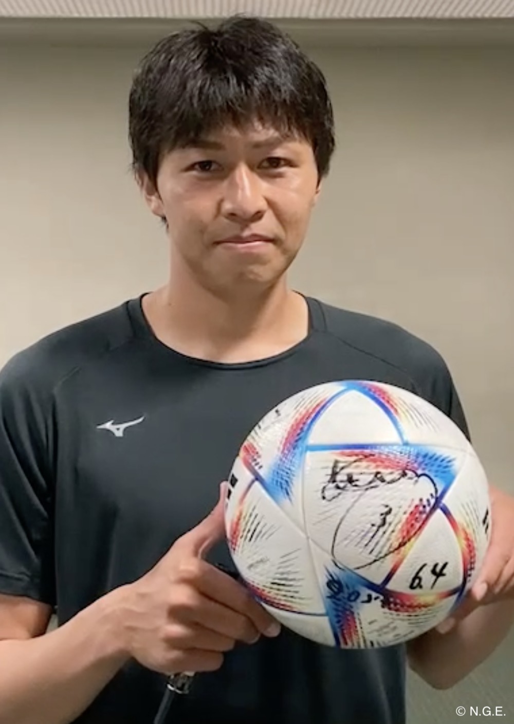 グランパス丸山選手のサイン入りボールとクッションです Amazon.co.jp: 名古屋グランパス 丸山選手 マッチデー